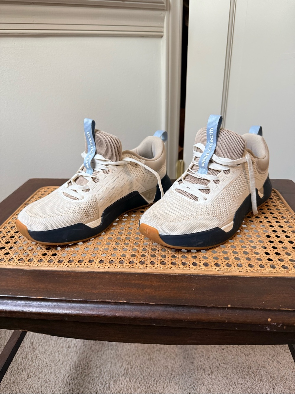 While On Earth Move Trainer Women’s 8 View 2